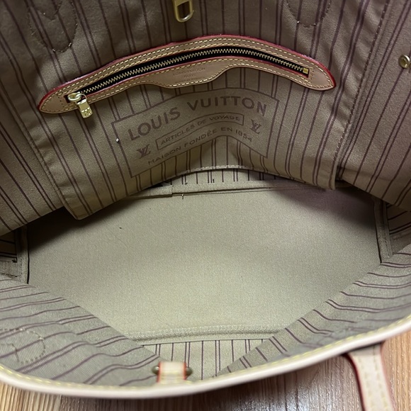NEW Large Faux Louis Vuitton Hand Bag. With Dust cover and small clutch. - Picture 3 of 6